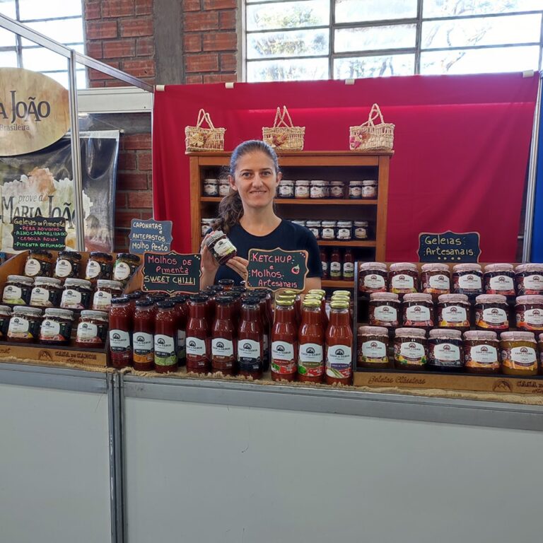 Raquel da casa do sabor, em seu stand, apresentando geleias, doces e molhos de tomate na fenamilho