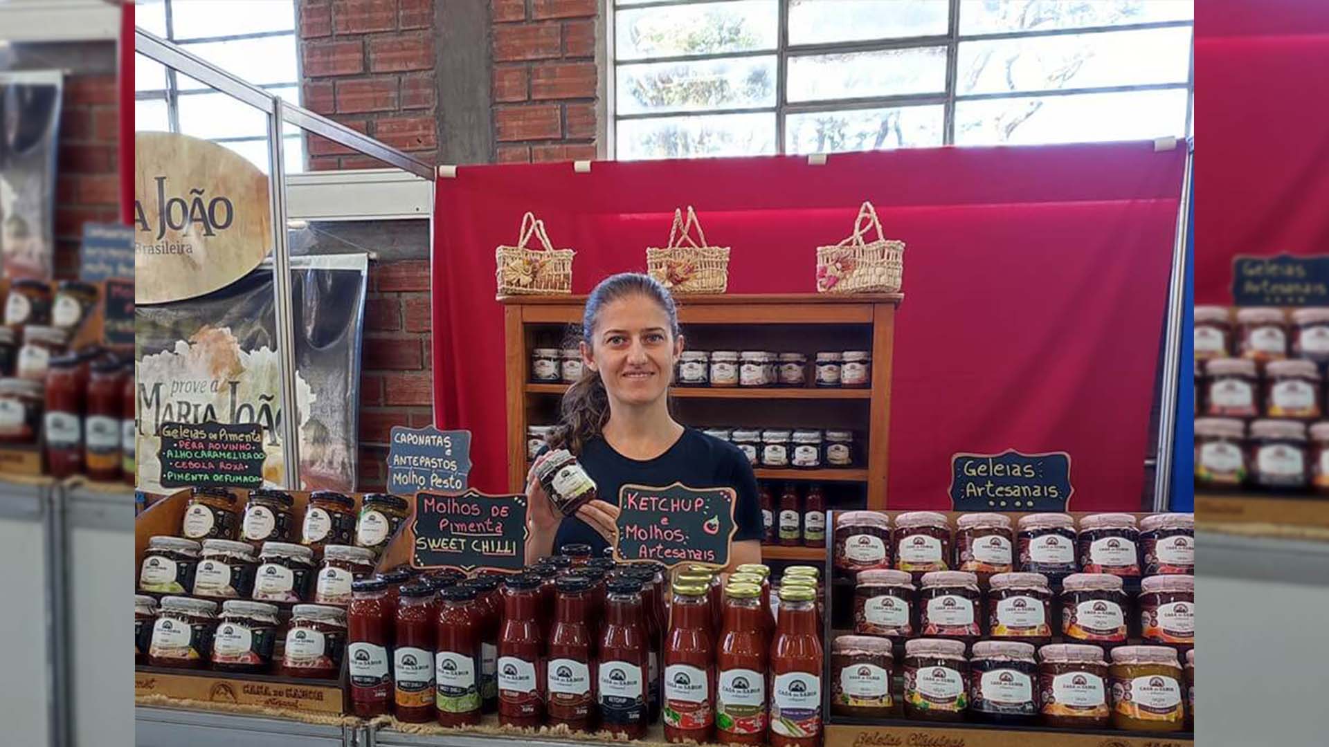 Raquel da casa do sabor, em seu stand, apresentando geleias, doces e molhos de tomate na fenamilho